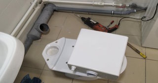 Установка напольного унитаза в Воскресенске: монтаж под ключ от СантехДомВск от 5169 рублей.